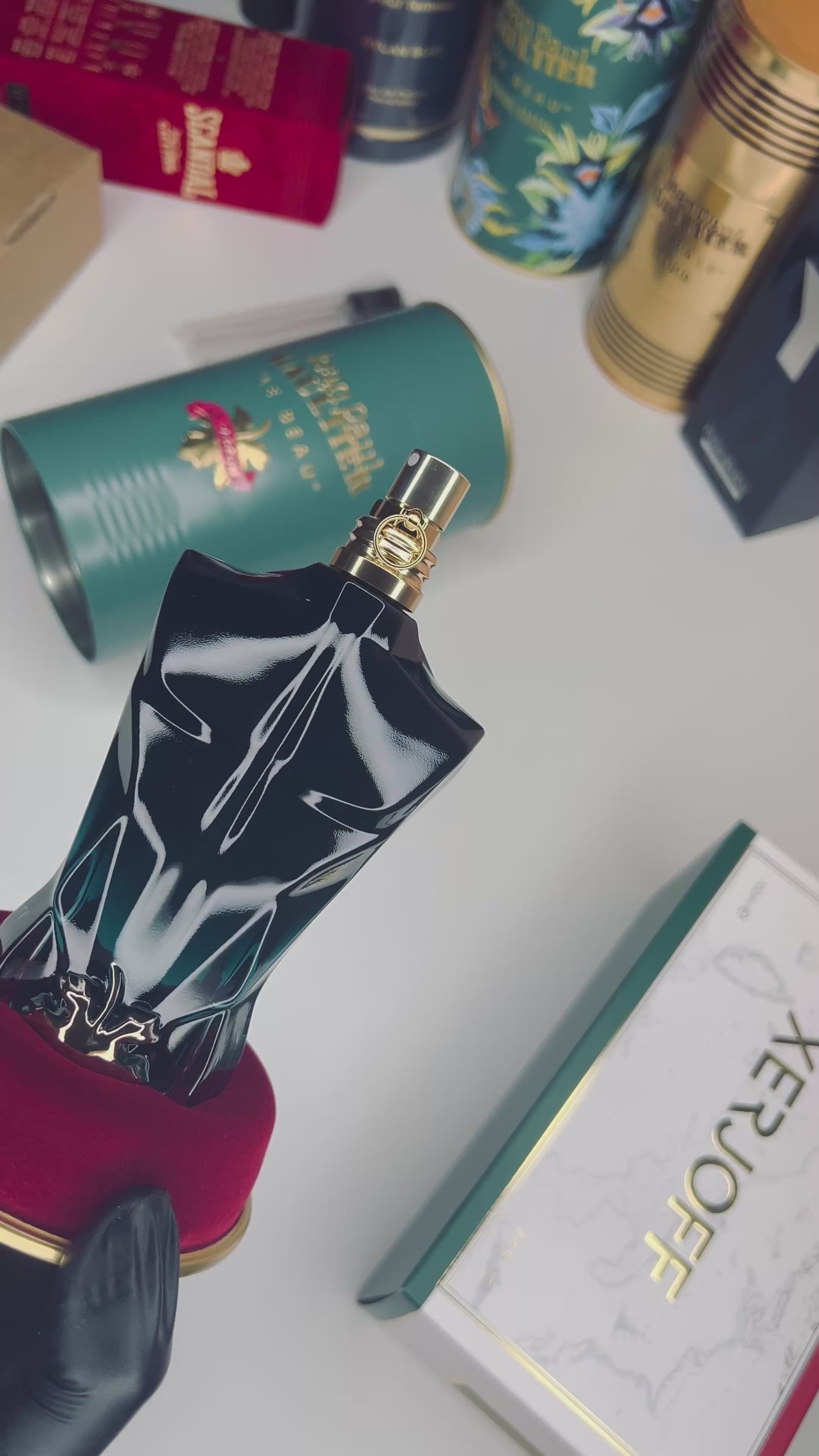 Charger la vidéo : Nous proposons à notre clientèle une sélection soignée de parfums européens originaux, disponibles en quantités réduites pour permettre à chacun(e) de découvrir et de varier les senteurs sans se ruiner